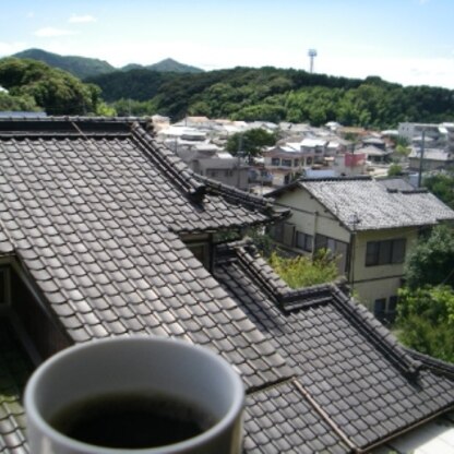 黒蜜コーヒーも旨ごちね❤
少し西寄りになると住宅地があるのよ！
そして先には山があって、この数キロ先にハウステンボスがあるのよ☆